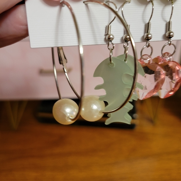 6 pair fun fashion earrings - Picture 4 of 5